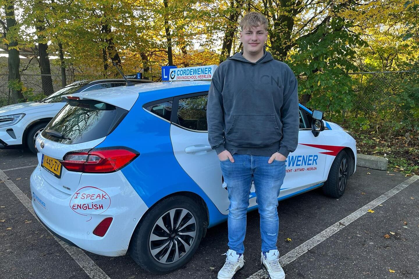 leerling bij lesauto van Cordewener driving school maastricht