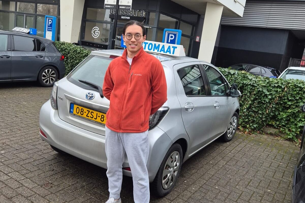 leerling bij automaat lesauto