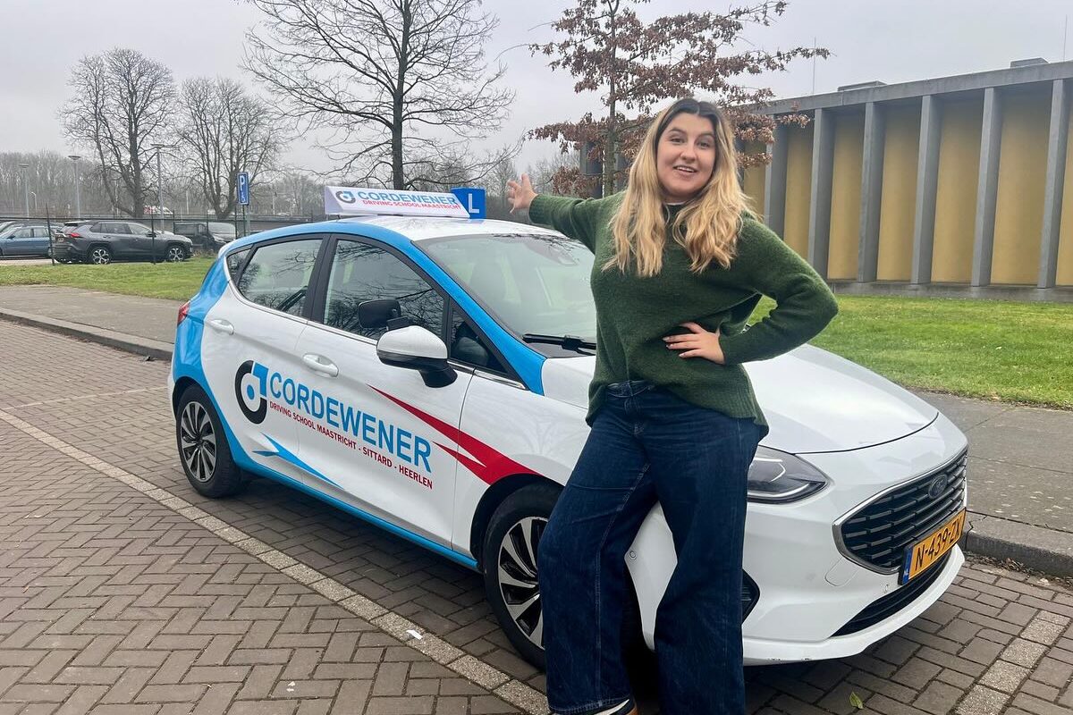 leerling wijzend naar lesauto van Cordewener