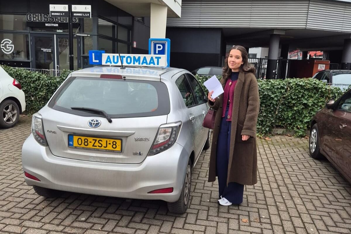 geslaagde leerling bij rijlesauto automaat